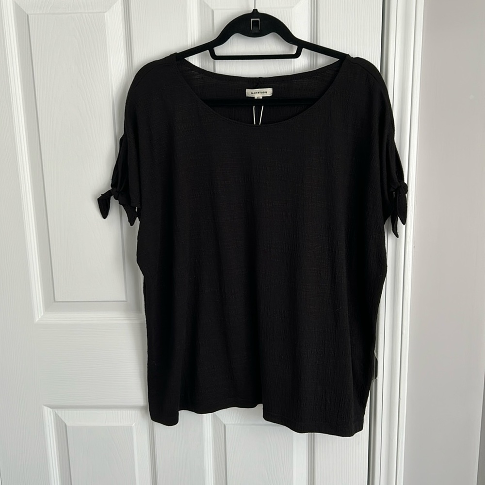 NWT Max Studio 2X faux tie at s/s with small keyhole detail.